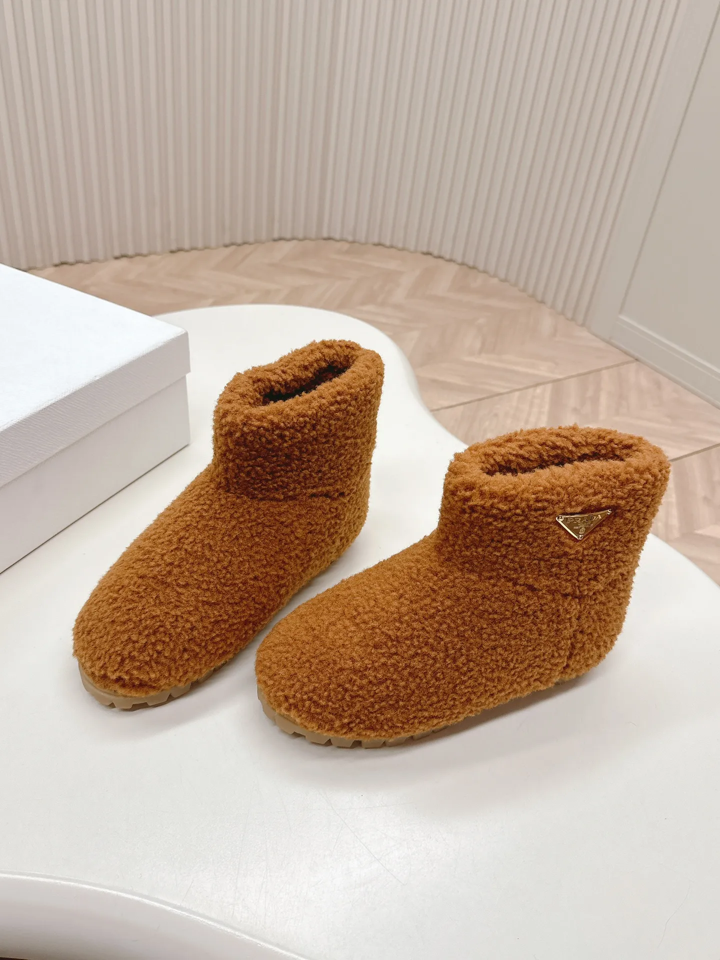 👟👟Ex-factory price 560👟👟 Prada prada24 autumn and winter furry short boots snow boots． The classic triangle buckle is comfortable, cute, cute, fashionable, elegant and versatile. The wool is comfortable and soft, awakening the warmth of autumn and winter. Let you walk comfortably from morning to night. You can easily manage the changing seasons. Wool, original outsole! 35-40 yards